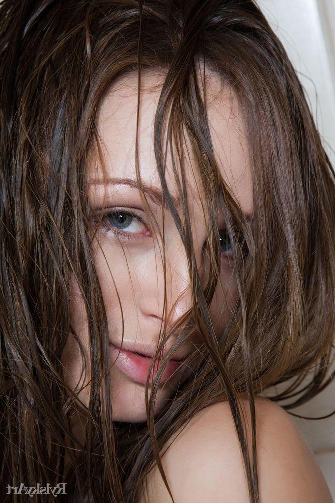 16P Brunette beauty Vittoria Amada gets all wet for you
