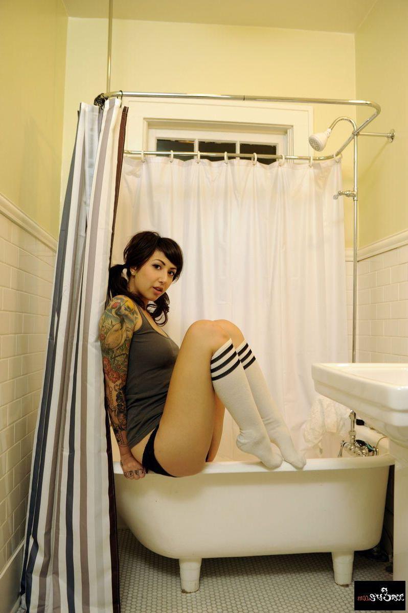 15P Pictures of Xo Eve stripping in the bathroom