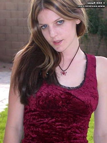 18P Raimi gets topless outside and pulls down her jeans