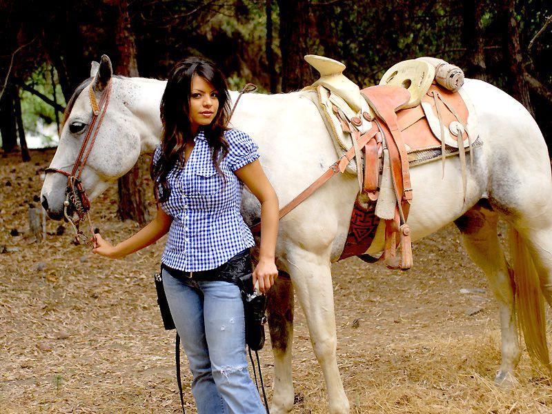 16P Pictures of Sweet Yurizan looking hot on the farm