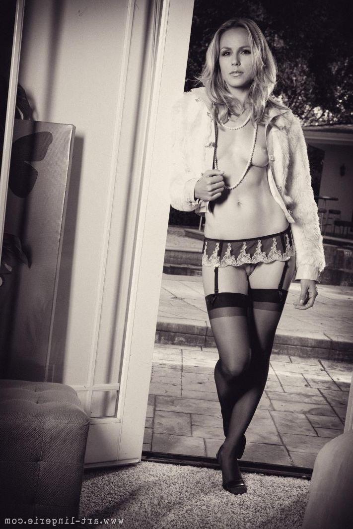 15P Pictures of a blonde teen showing off her sexy legs