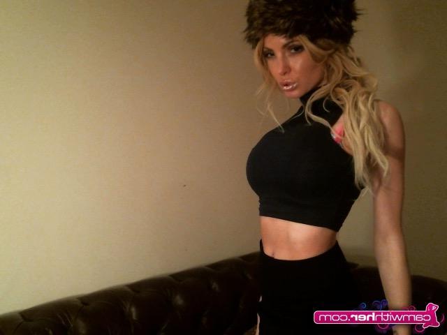 12P Valentina Smith gets topless for you in a fuzzy hat