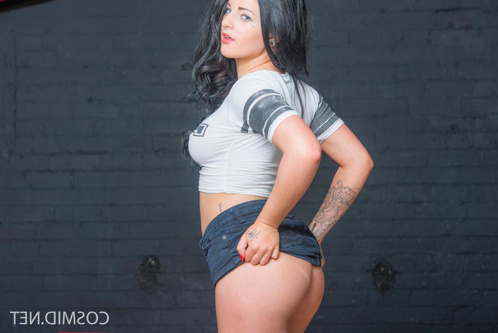 16P Curvy babe Megan Carter strips down to her high heels