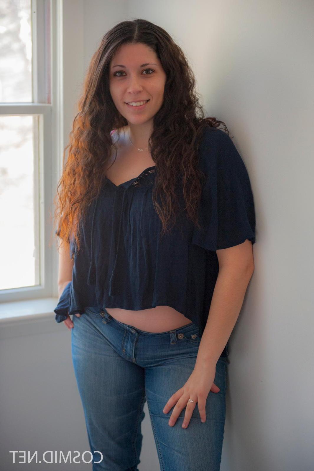 16P Curvy girl Mallorie shows you her boobs in her first set