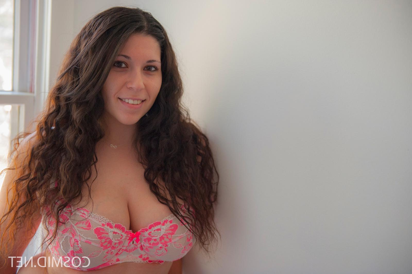 16P Curvy girl Mallorie shows you her boobs in her first set