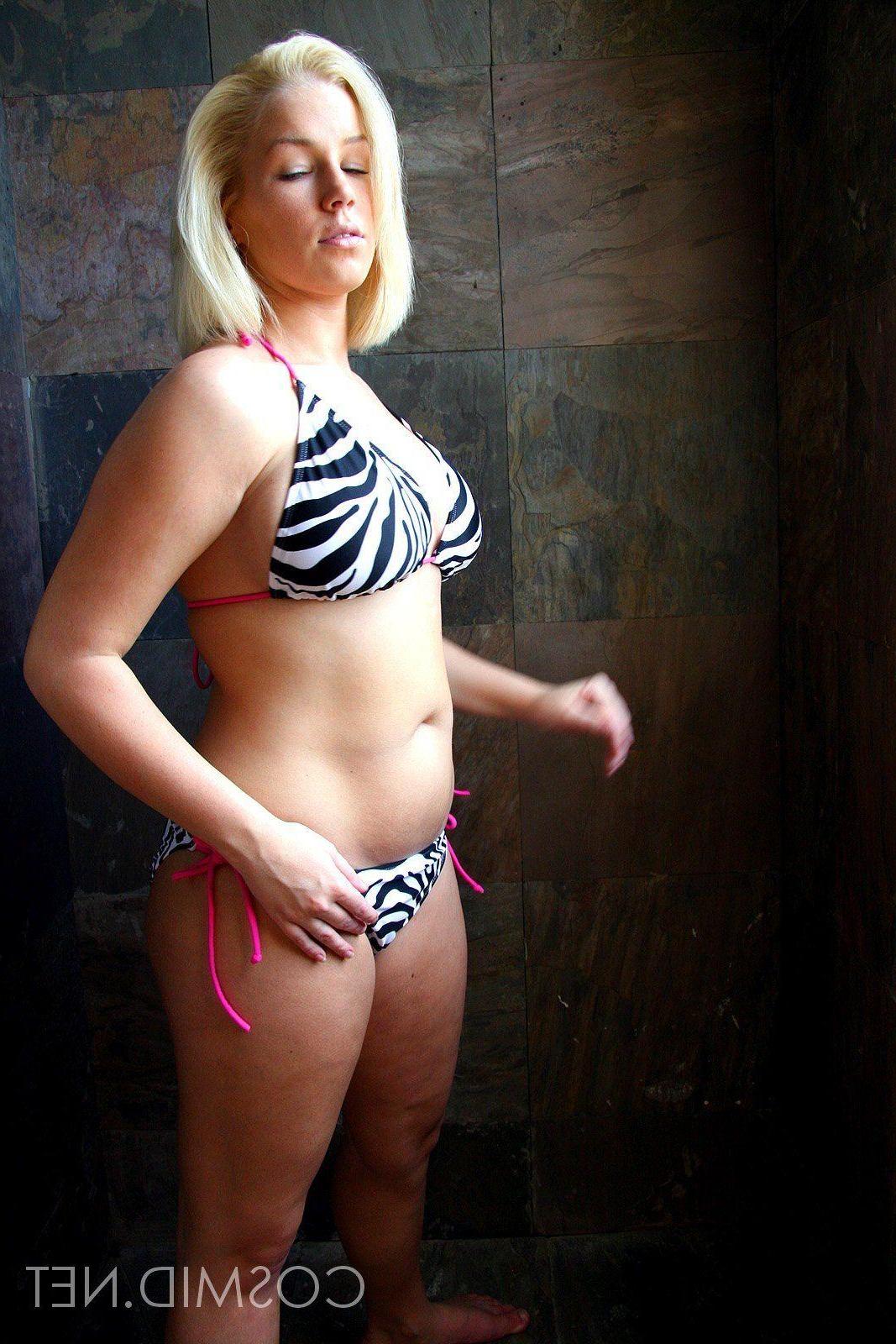 16P Pictures of a blonde teen slipping out of her bikini