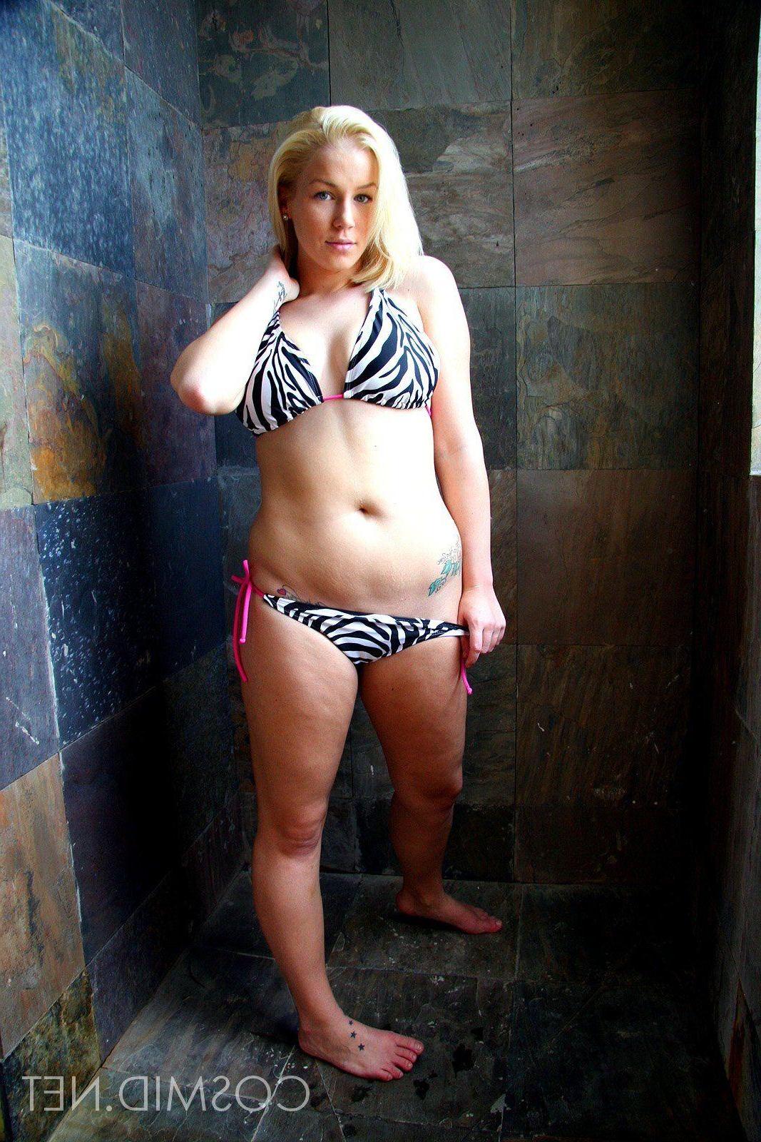 16P Pictures of a blonde teen slipping out of her bikini
