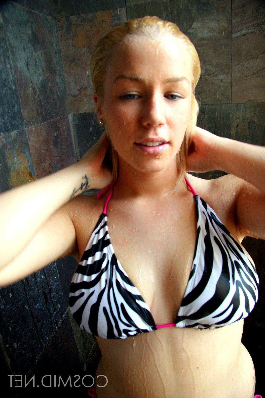 16P Pictures of a blonde teen slipping out of her bikini