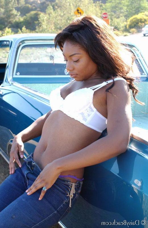 15P Ebony girl Vilayna takes off her top in blue jeans to expose her boobies