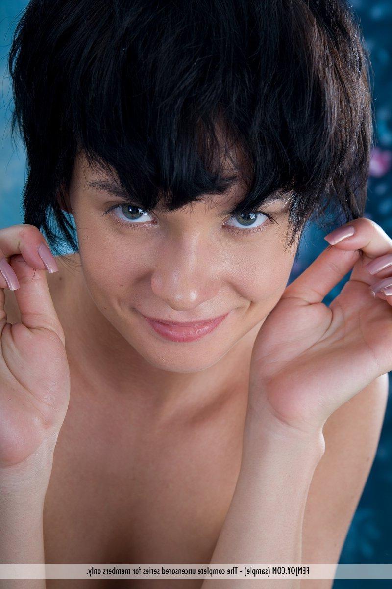 16P Pictures of short-haired girl Taja completely nude for you