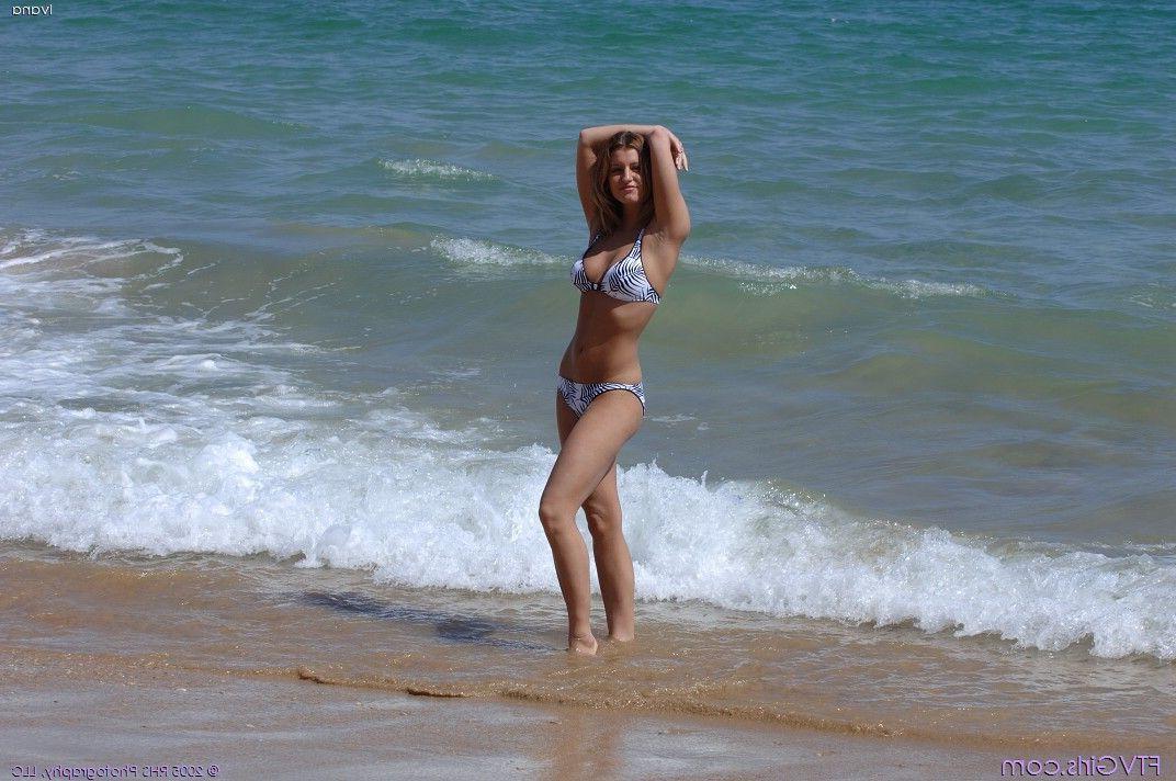 20P Pics of Ivana strutting around in a bikini