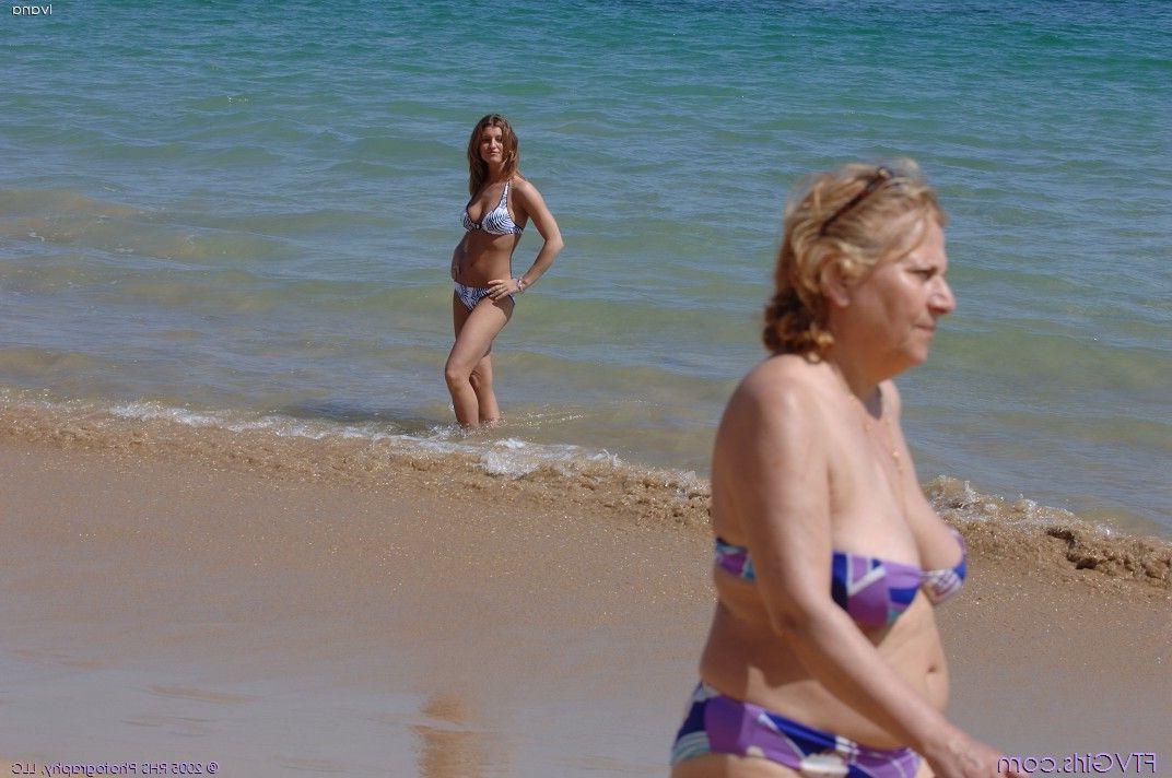 20P Pics of Ivana strutting around in a bikini
