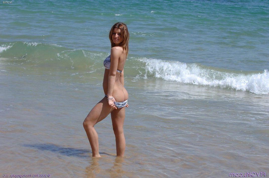20P Pics of Ivana strutting around in a bikini