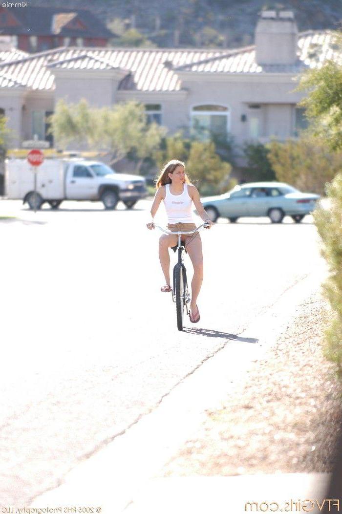 20P Pictures of teen amateur Kimmie playing with her pussy outside