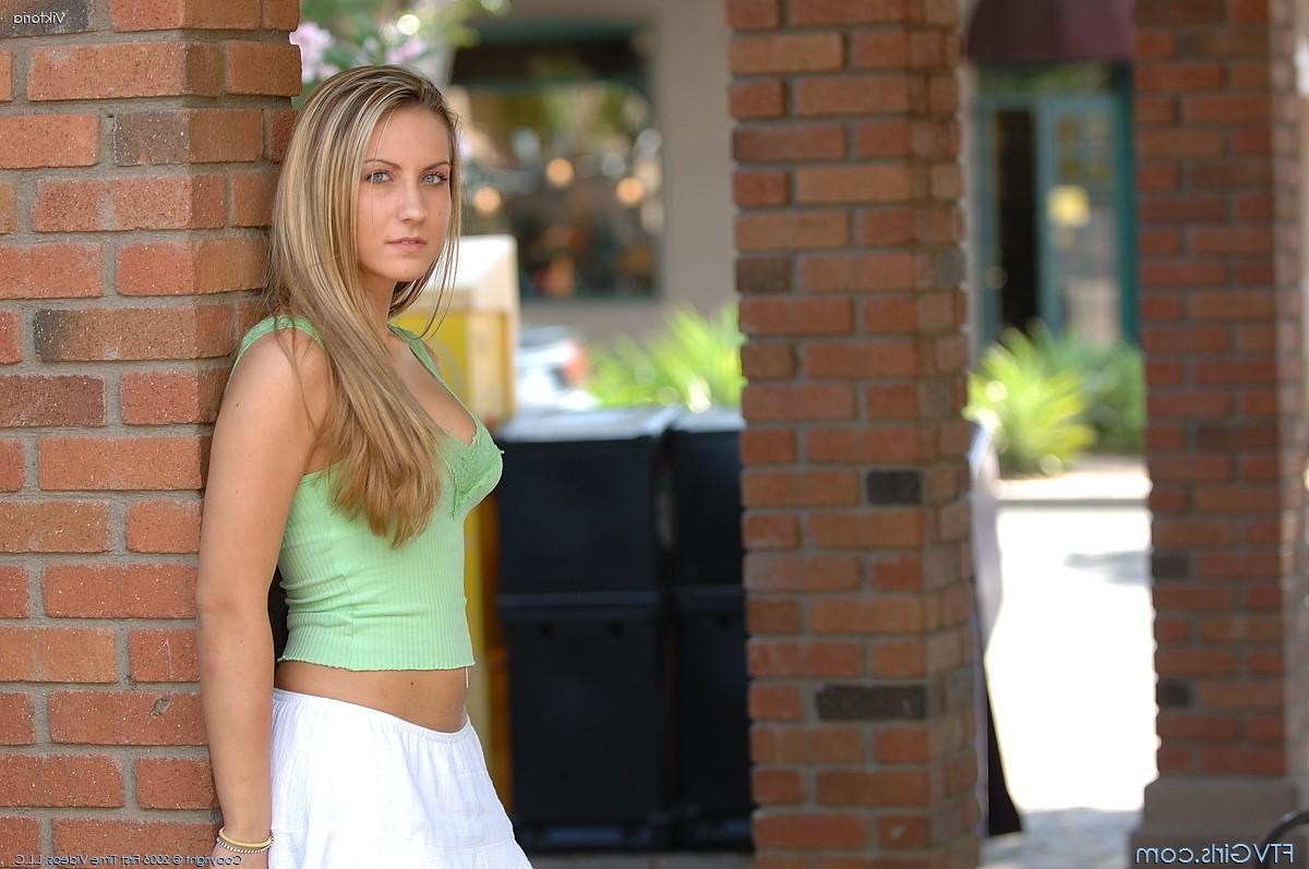 20P Pictures of Viktoria giving you a peek at her prize