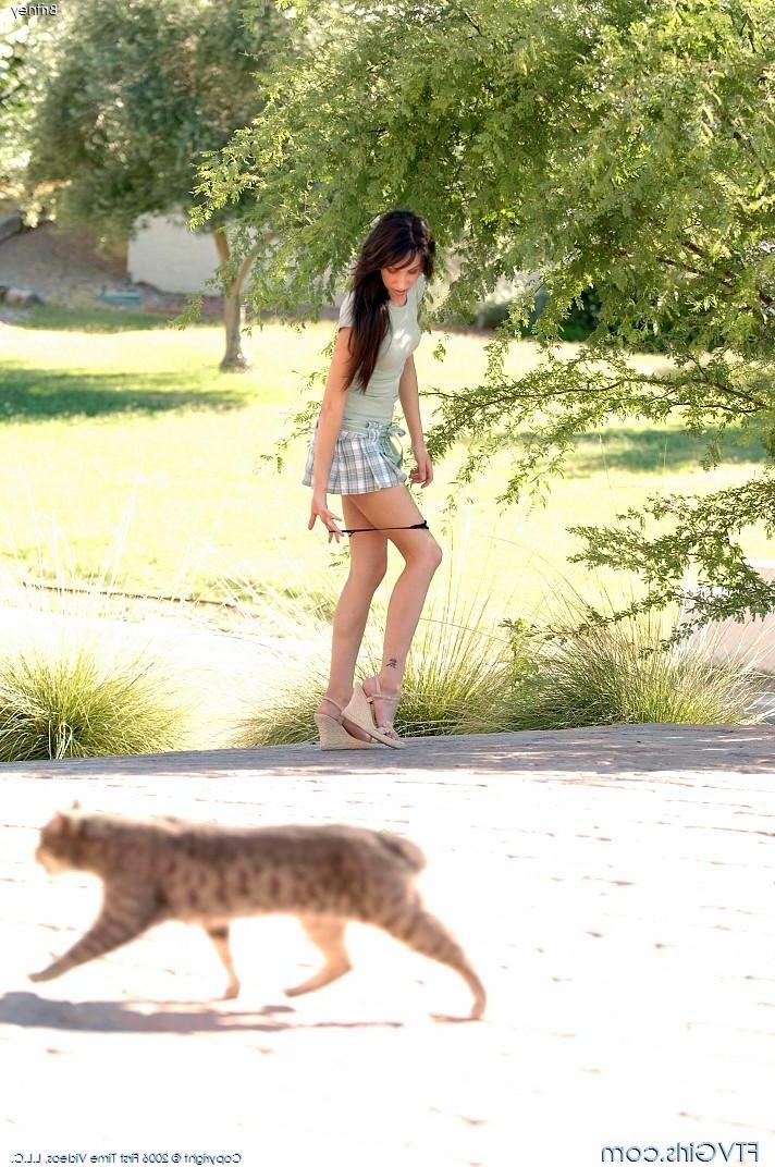 20P Pictures of Britney giving you her pussy outside