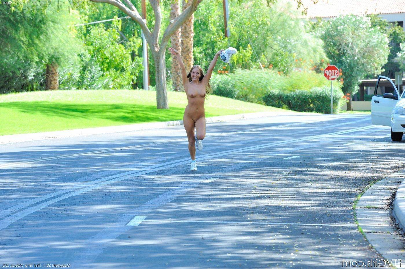 16P Pictures of teen model Kiera getting hot while she goes for a walk