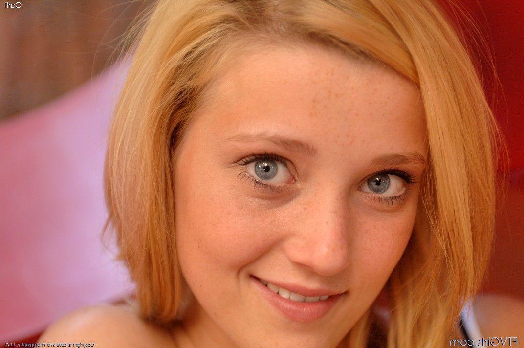 20P Pictures of teen model Carli giving you her pussy outside