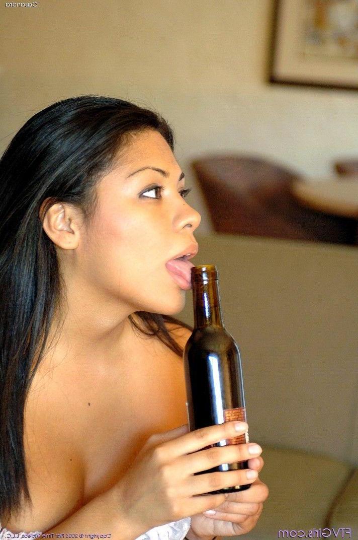 20P Pictures of teen hottie Casandra pleasuring her tight pussy
