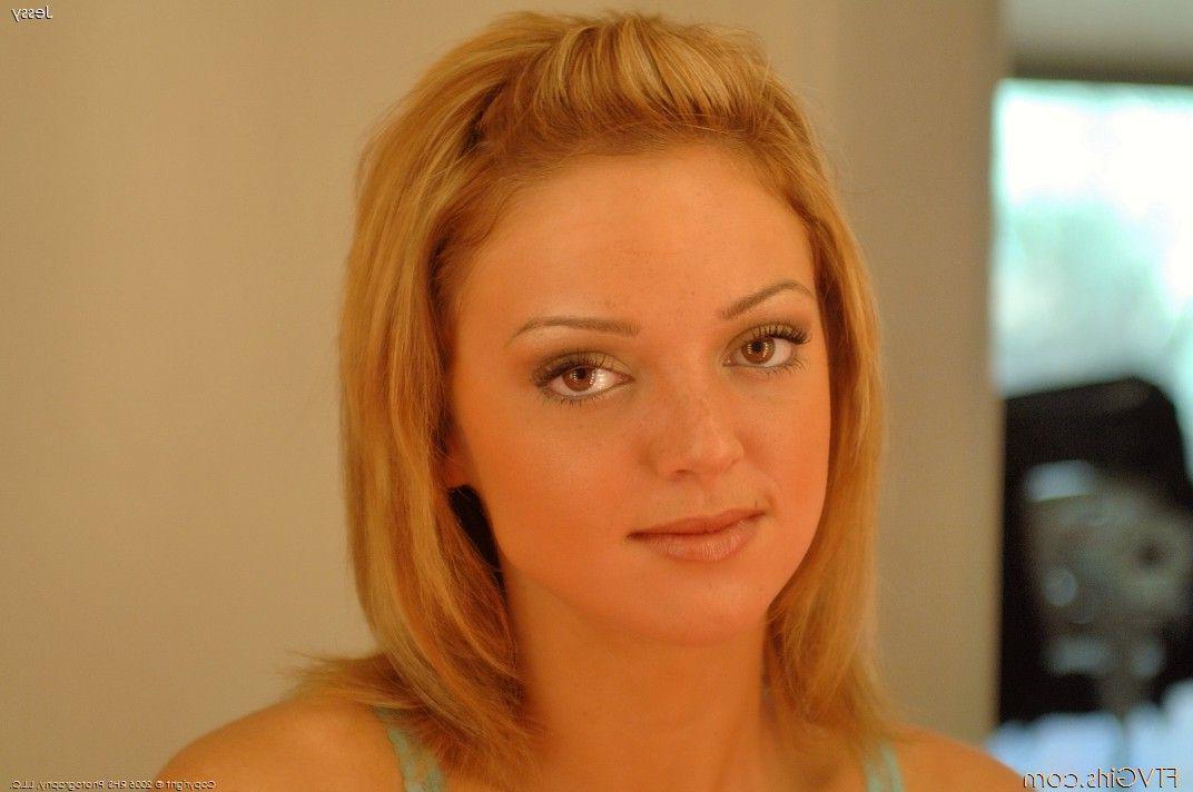 20P Pictures of Jessy stuffing her tight pussy