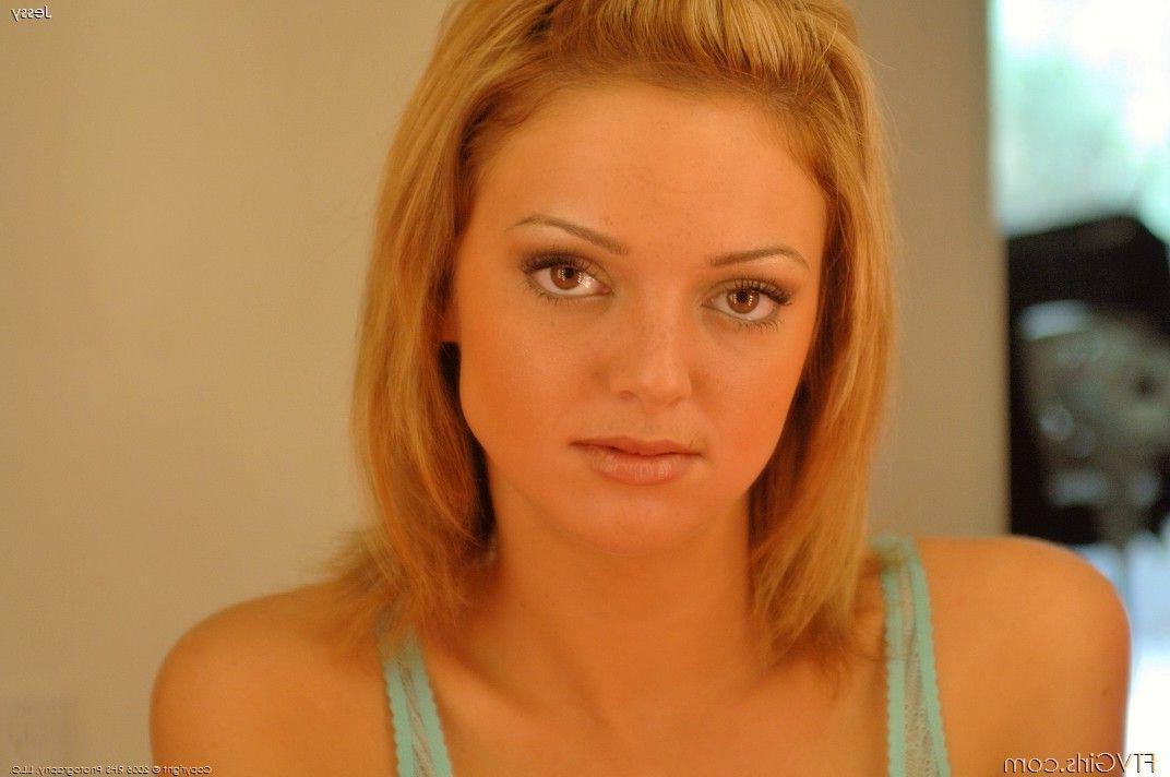 20P Pictures of Jessy stuffing her tight pussy