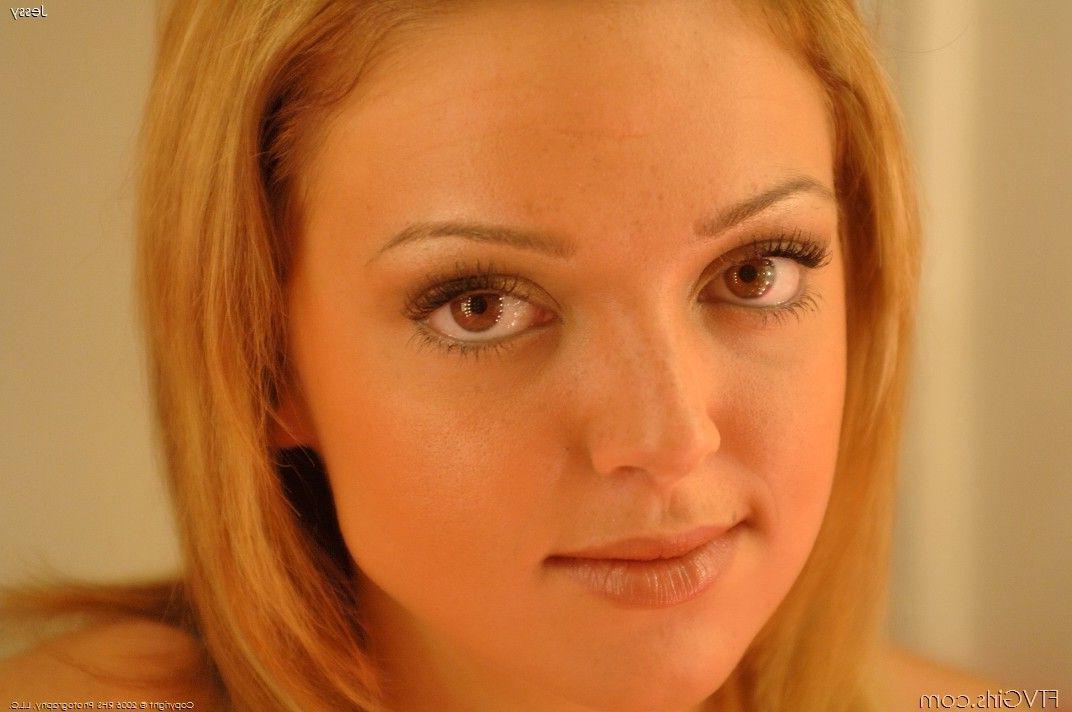 20P Pictures of Jessy stuffing her tight pussy