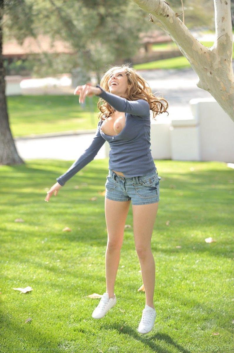 20P Pictures of Nikki giving you her pussy outside