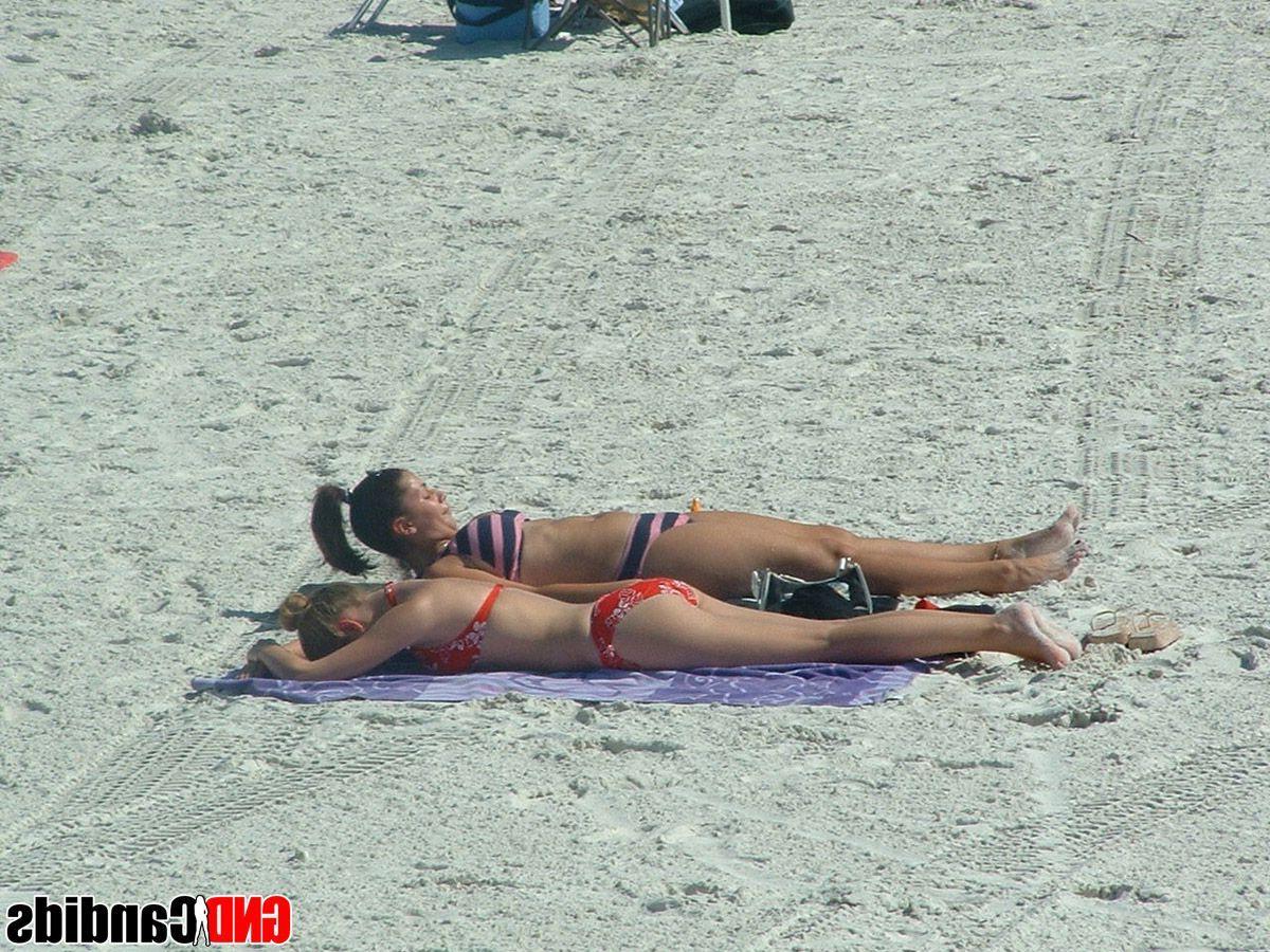 12P Pictures of hot girls in bikinis