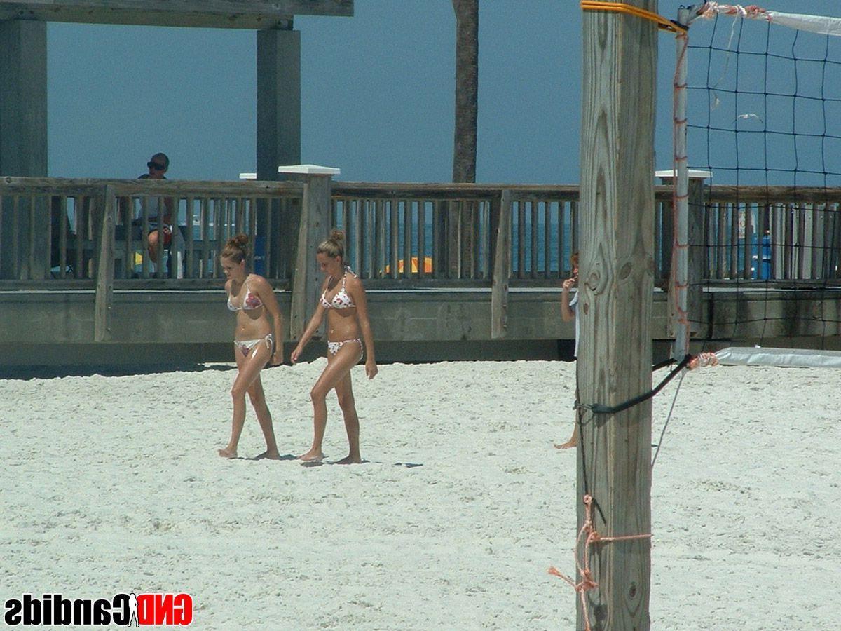 12P Pictures of hot girls in bikinis