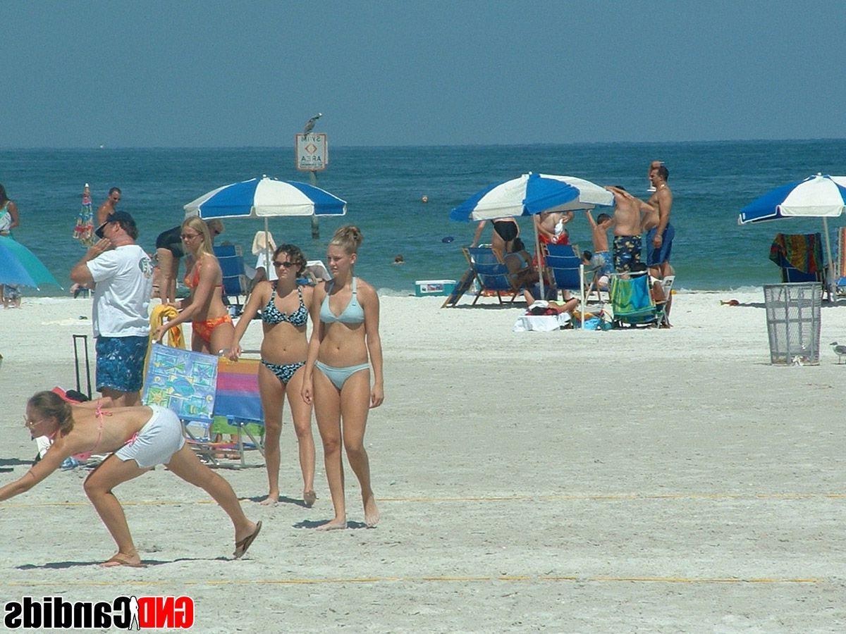 12P Pictures of hot girls in bikinis