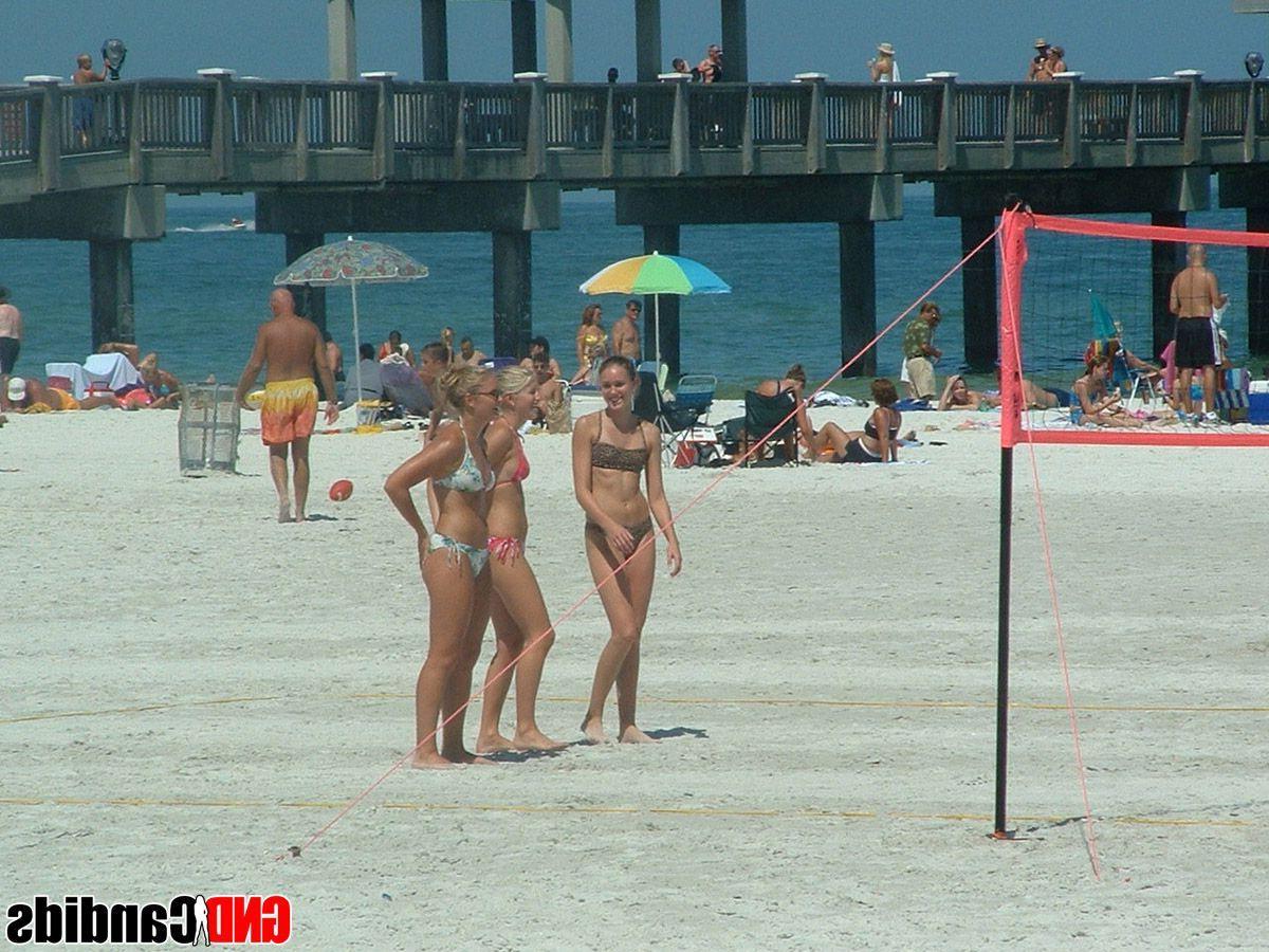 12P Pictures of hot girls in bikinis