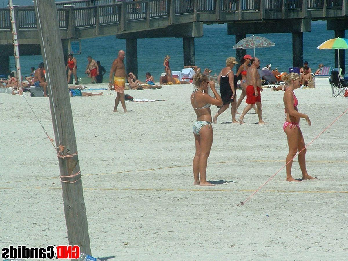 12P Pictures of hot girls in bikinis