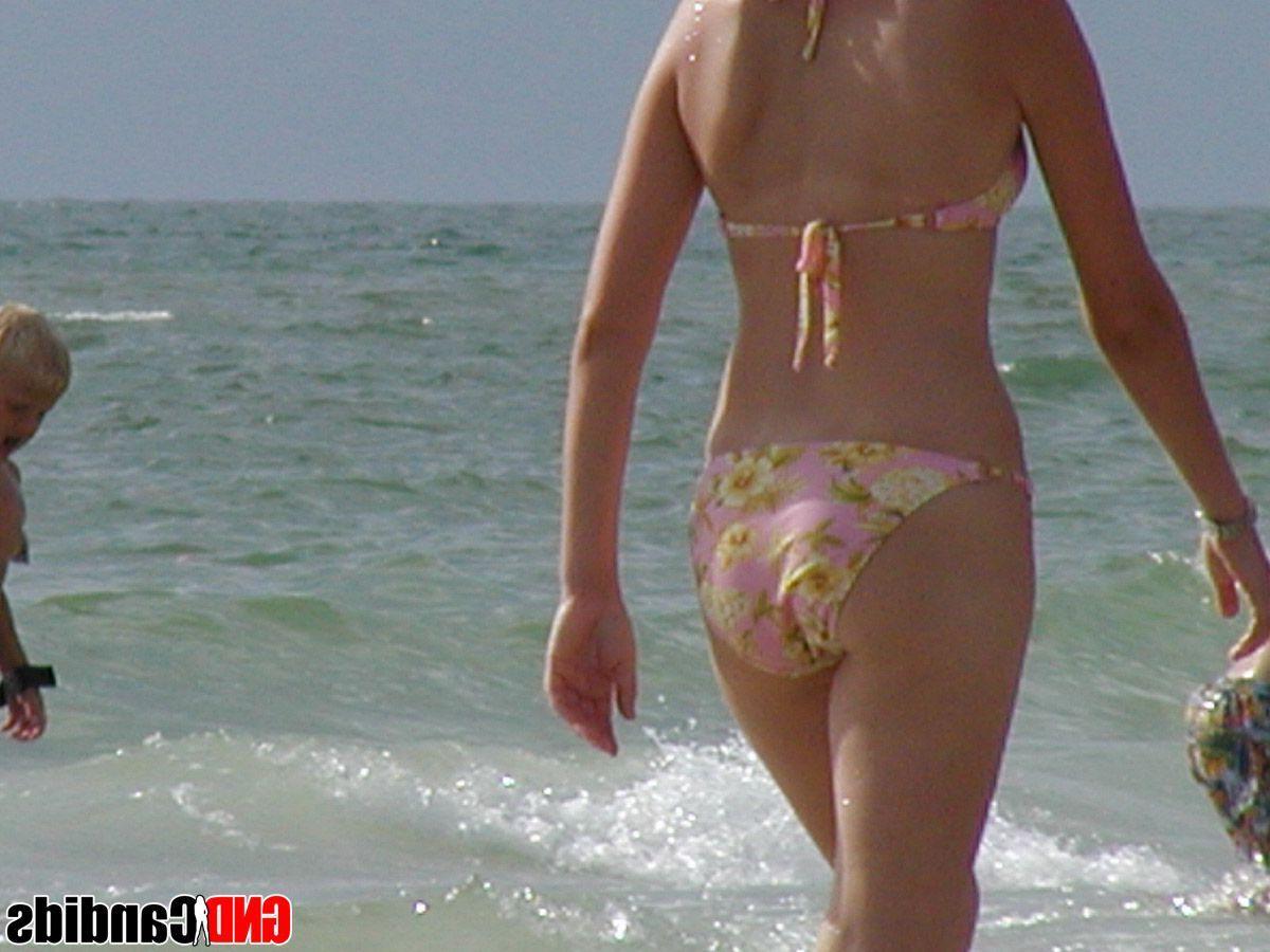 12P Pictures of hot teens in bikinis