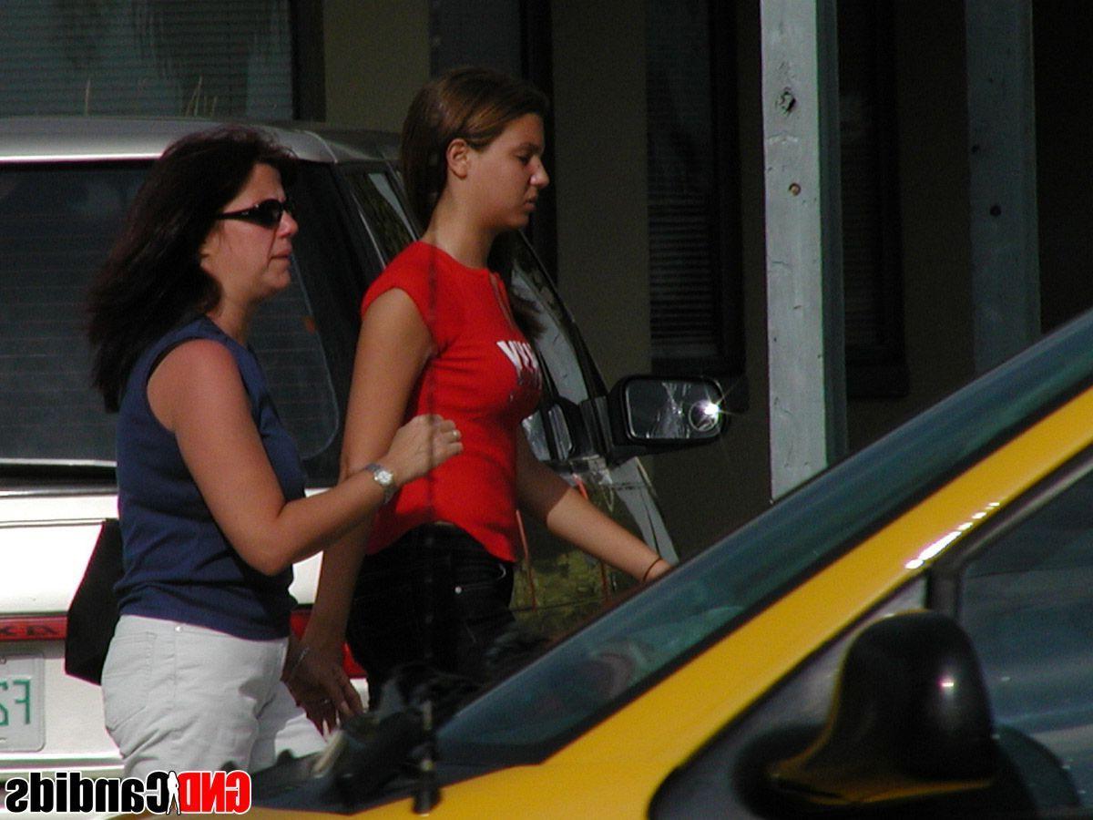 12P Pictures of hot teens in bikinis
