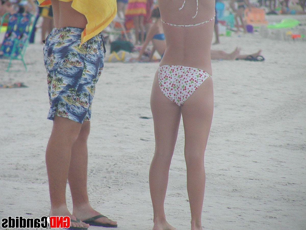 12P Pictures of hot bikini girls caught on camera