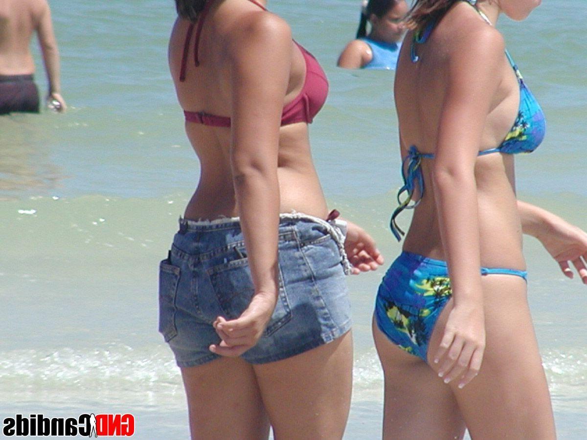 12P Pictures of hot bikini girls caught on camera