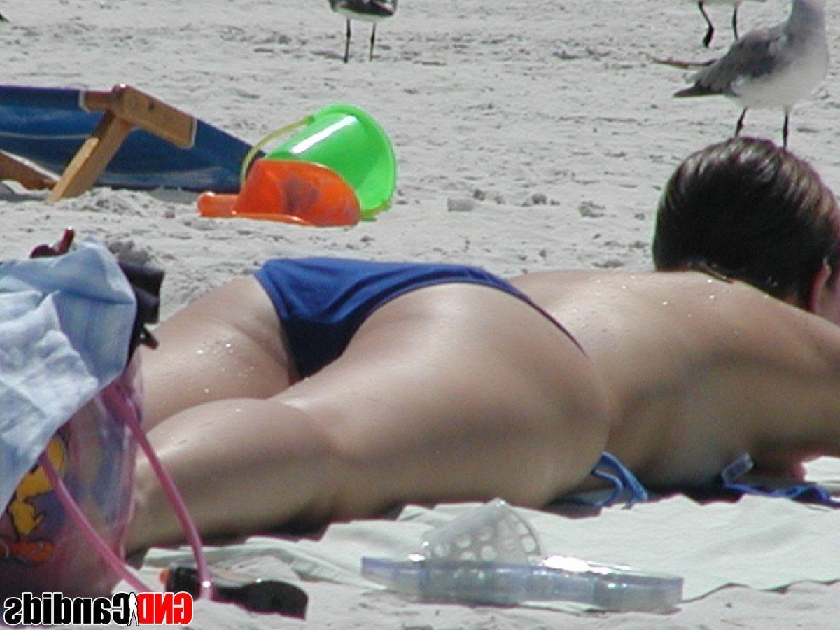 12P Pictures of hot bikini girls caught on camera
