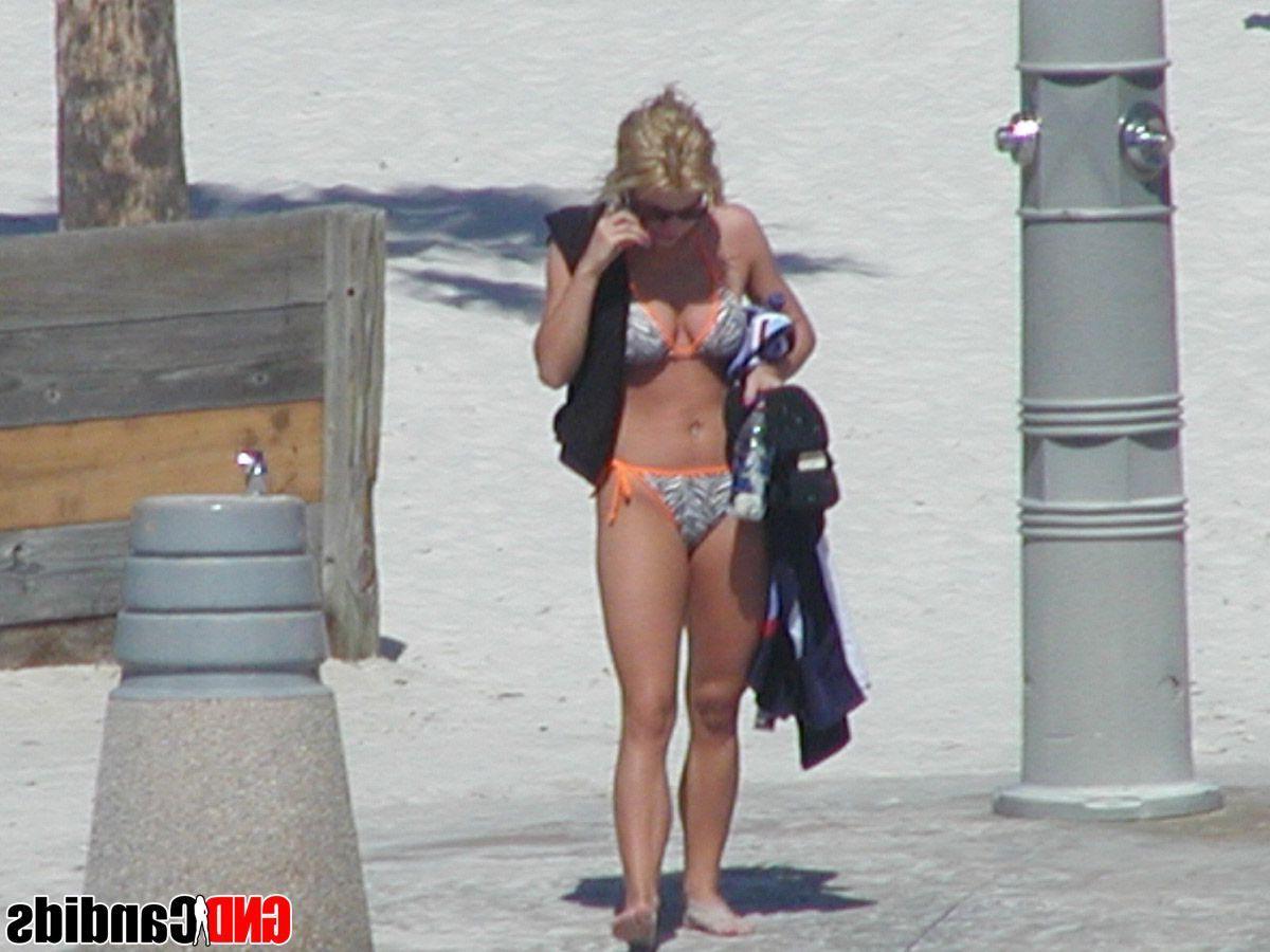 12P Pictures of beautiful girls in bikinis