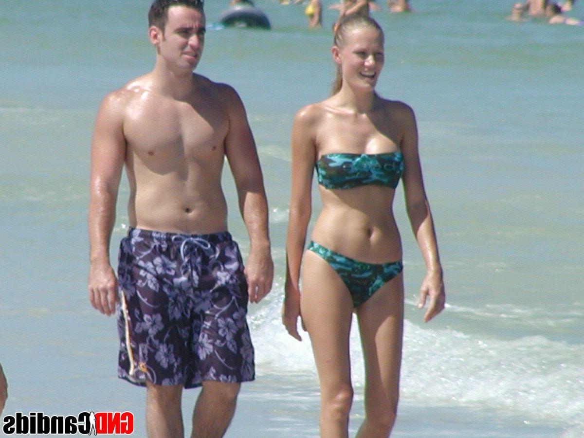 12P Pictures of beautiful girls in bikinis