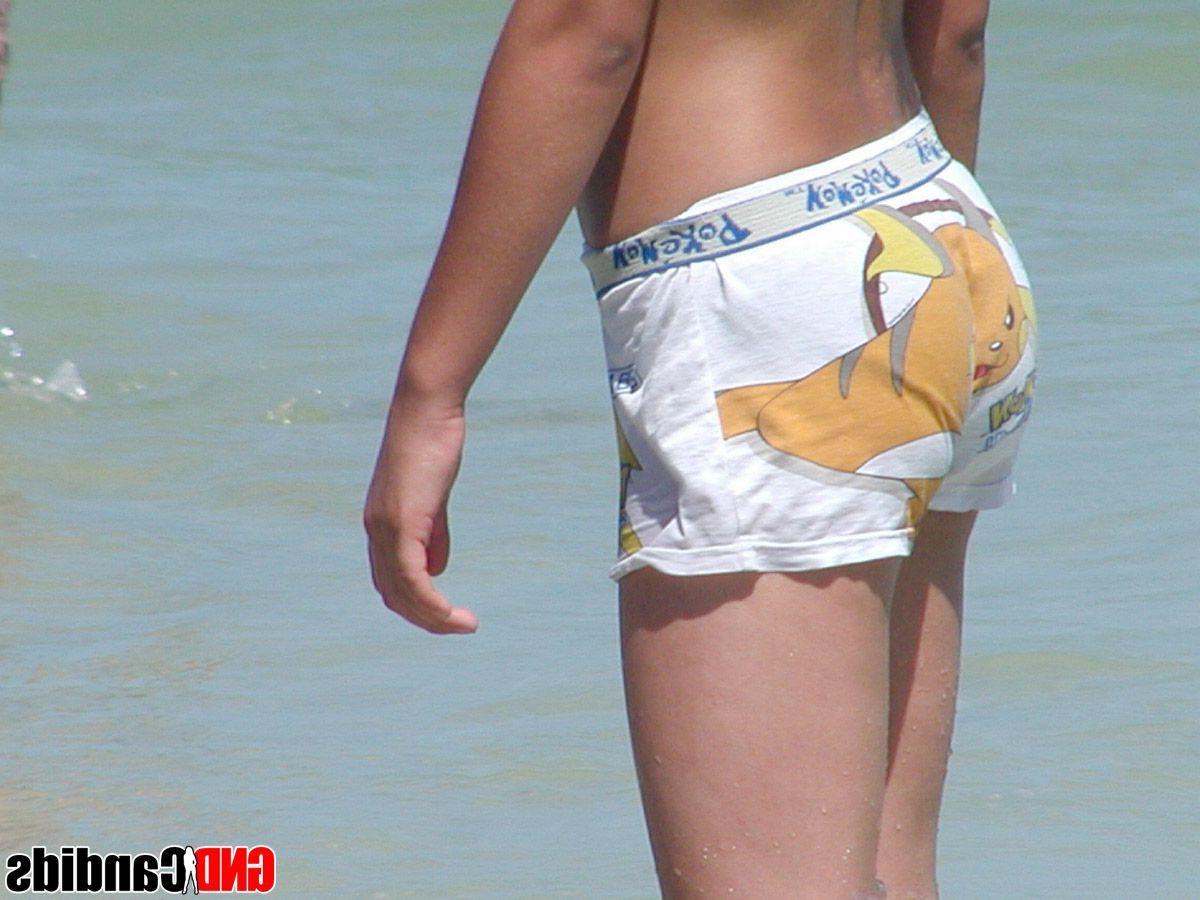 12P Pictures of beautiful girls in bikinis
