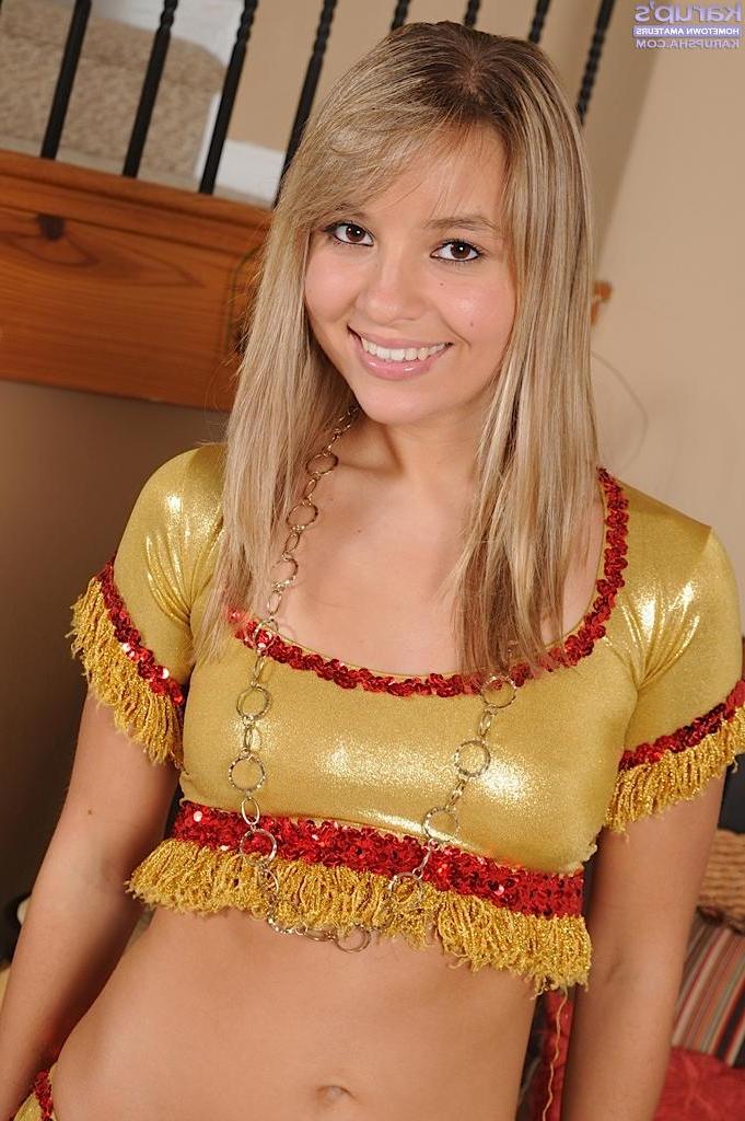 15P Aamy Spears strips off her Arabian Princess costume