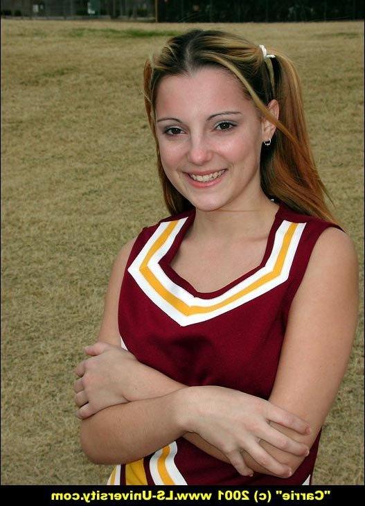 20P Pictures of a teen cheerleader flashing outside