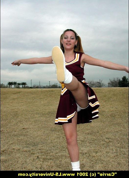 20P Pictures of a teen cheerleader flashing outside