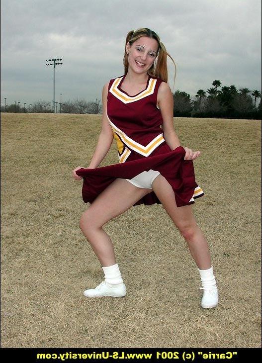 20P Pictures of a teen cheerleader flashing outside