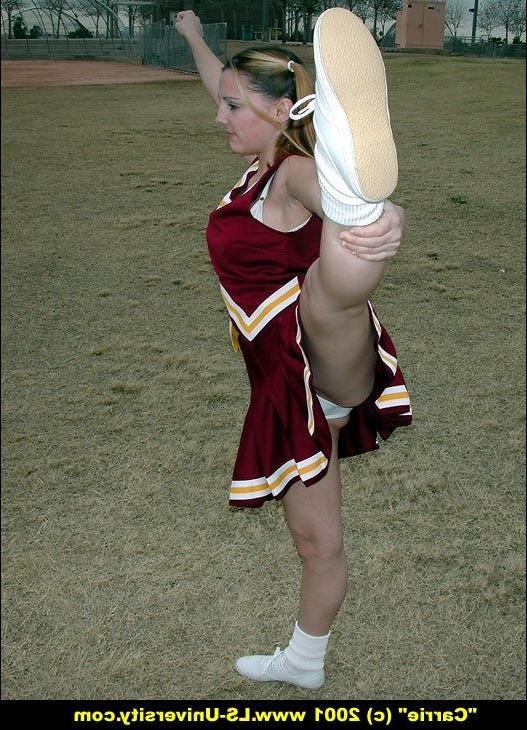 20P Pictures of a teen cheerleader flashing outside