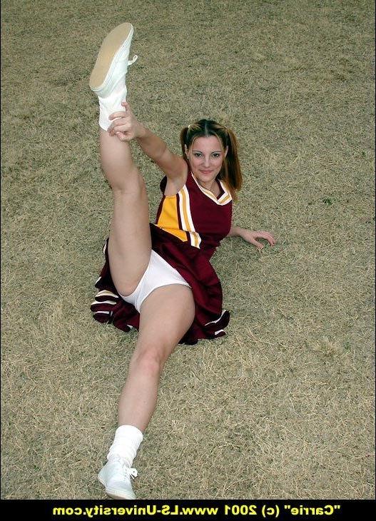 20P Pictures of a teen cheerleader flashing outside