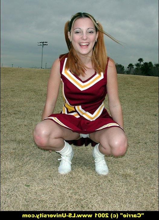 20P Pictures of a teen cheerleader flashing outside