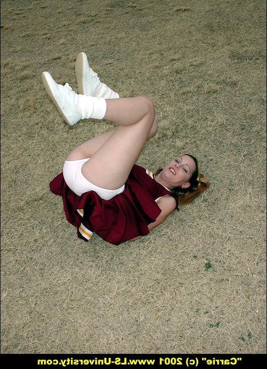 20P Pictures of a teen cheerleader flashing outside
