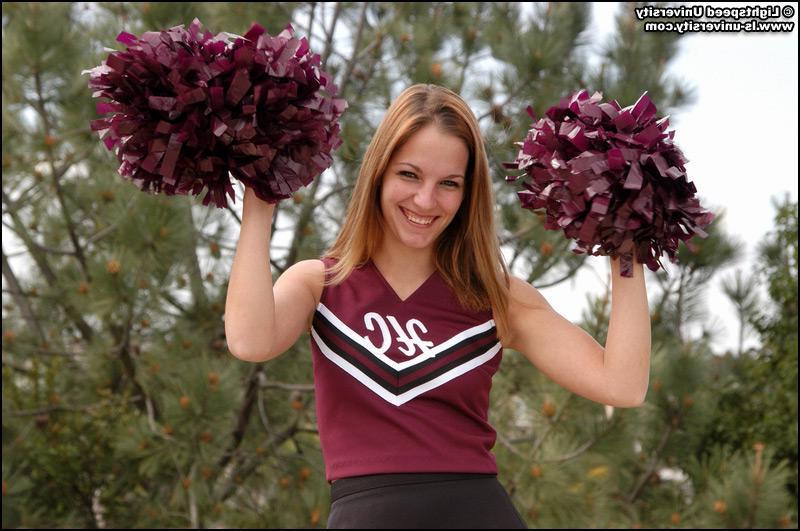 20P Pictures of a cheerleader flashing
