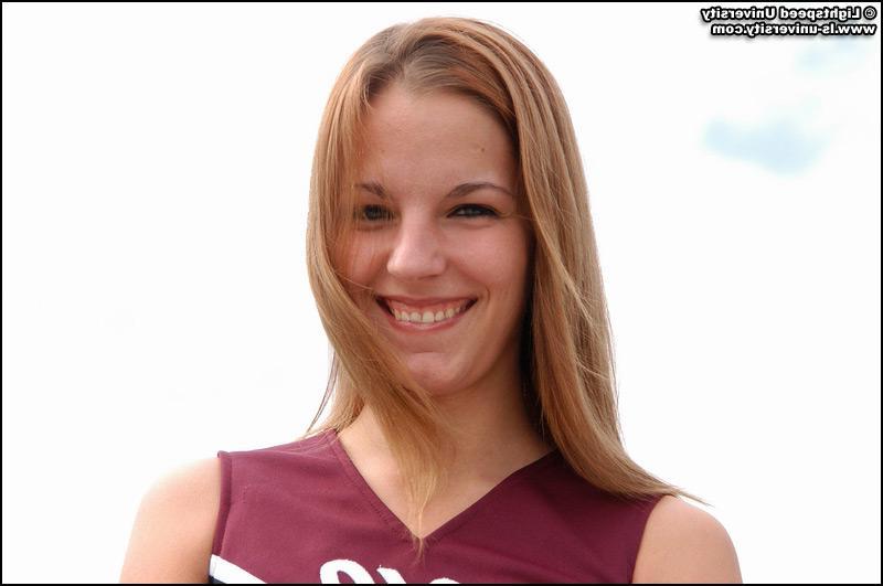 20P Pictures of a cheerleader flashing